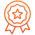 Badge orange pixelisé avec étoile et ruban symbolisant récompense, qualité ou succès.